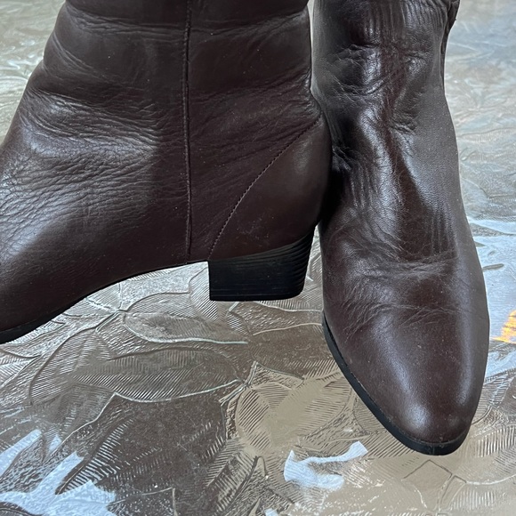 Size 7 1/2 brown boots. - Picture 5 of 8